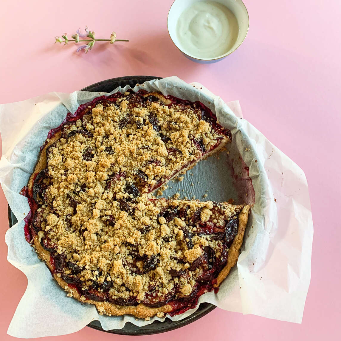 Torta di susine con crema alla salvia moscatella