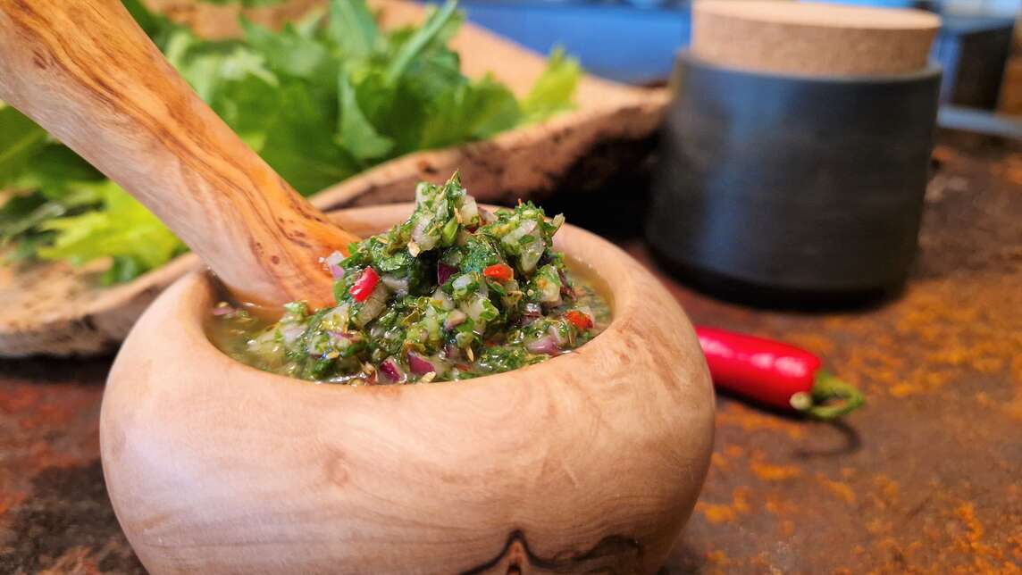 Ciotola di legno con chimichurri