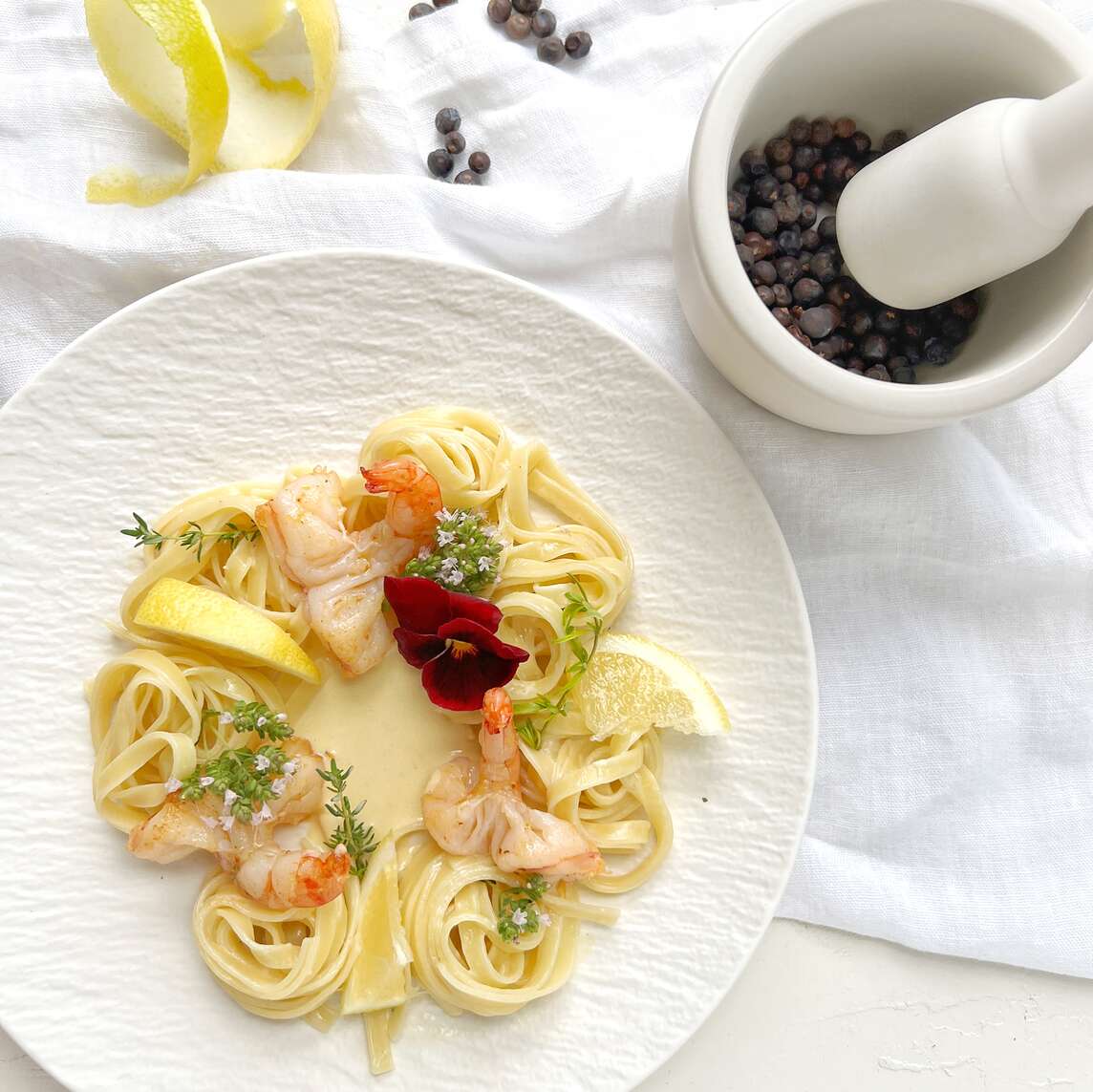 Pasta con salsa leggera al ginepro-gin e gamberoni