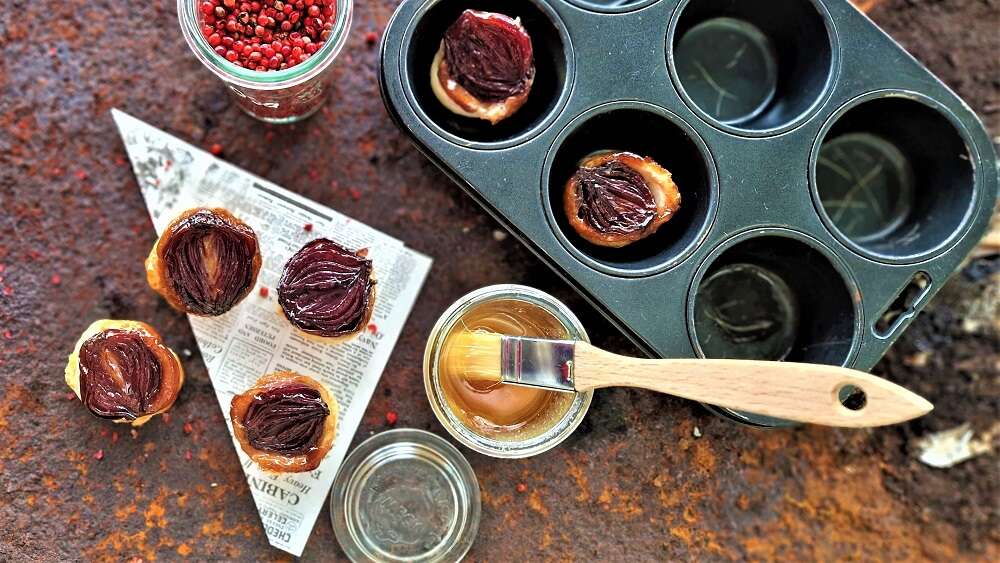 Tarte Tatin alle cipolle su vassoio per muffin