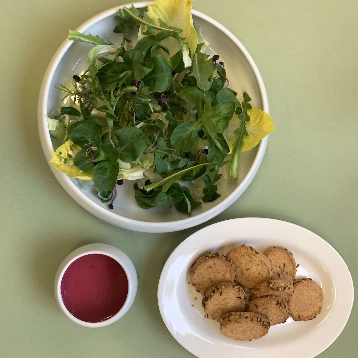 Biscotti al carvi con insalata