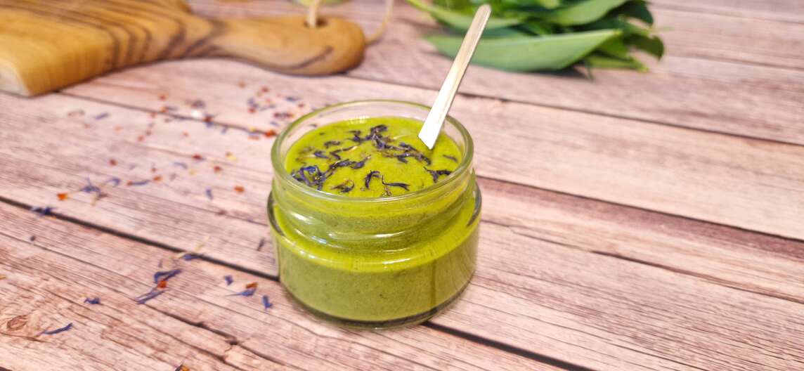 Vasetto di pesto di foglie di borragine