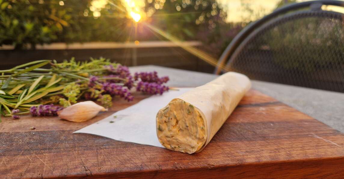 Burro alla lavanda e ingredienti sul tavolo