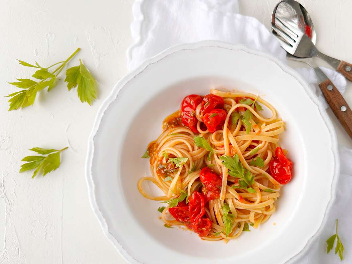 Linguine con levistico e pomodorini