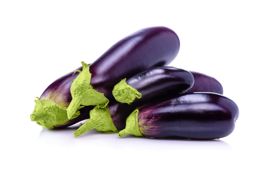 Aubergines mûres sur fond blanc