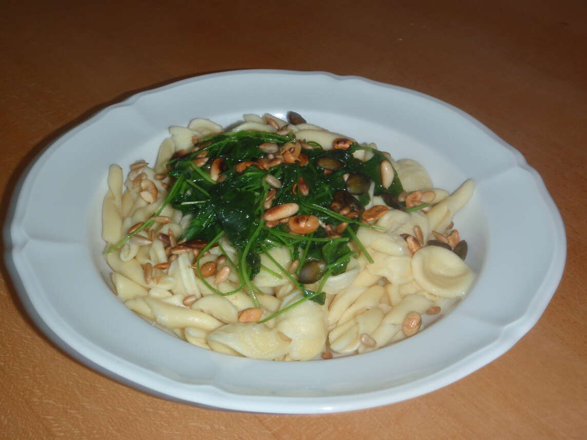 Pasta alle erbe di barbara e pinoli