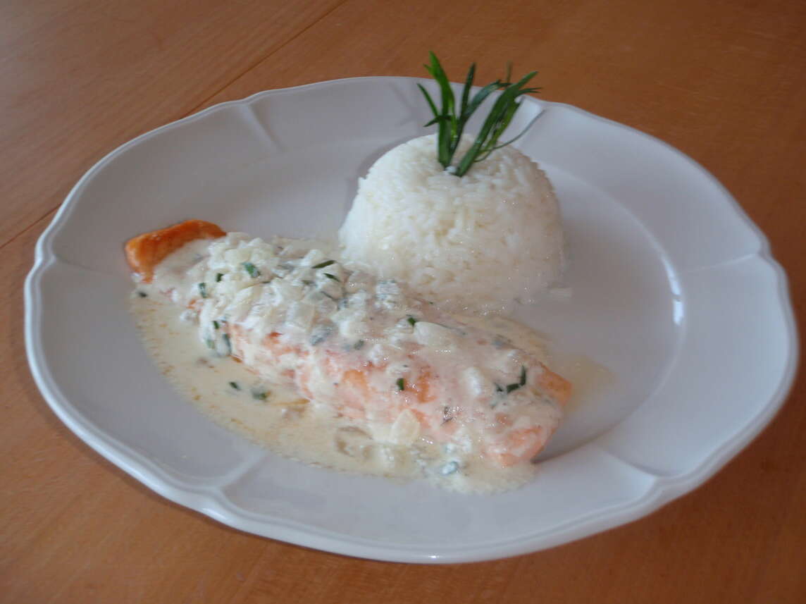 Piatto di salmone con salsa al dragoncello e riso