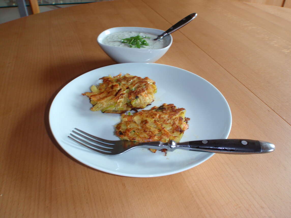 Hamburger di verdure su piatto con panna acida al crescione