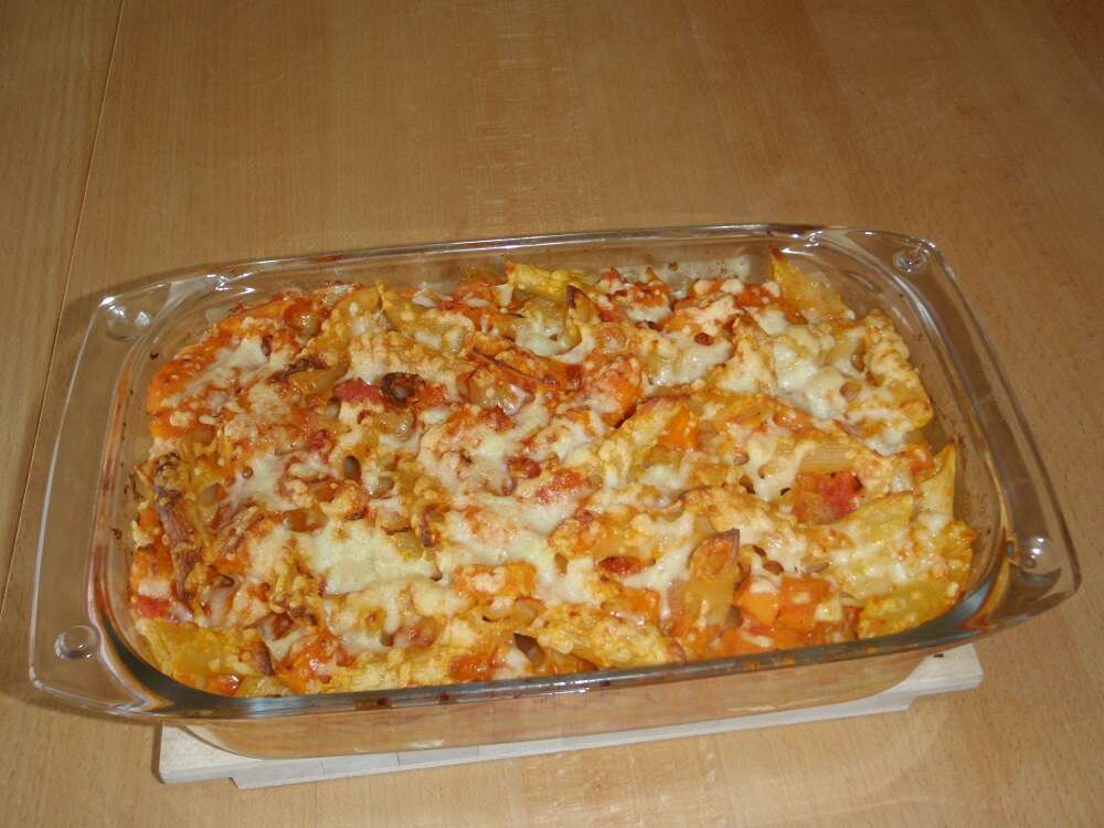 Piatto in vetro con zucca gratinata e penne