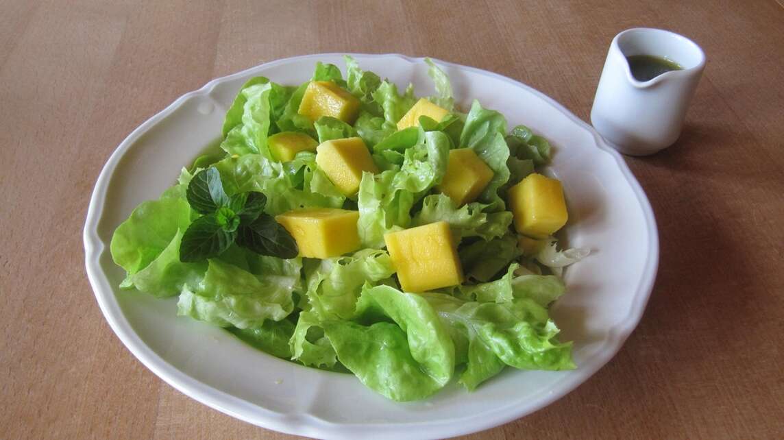 Insalata con mango servita su un piatto