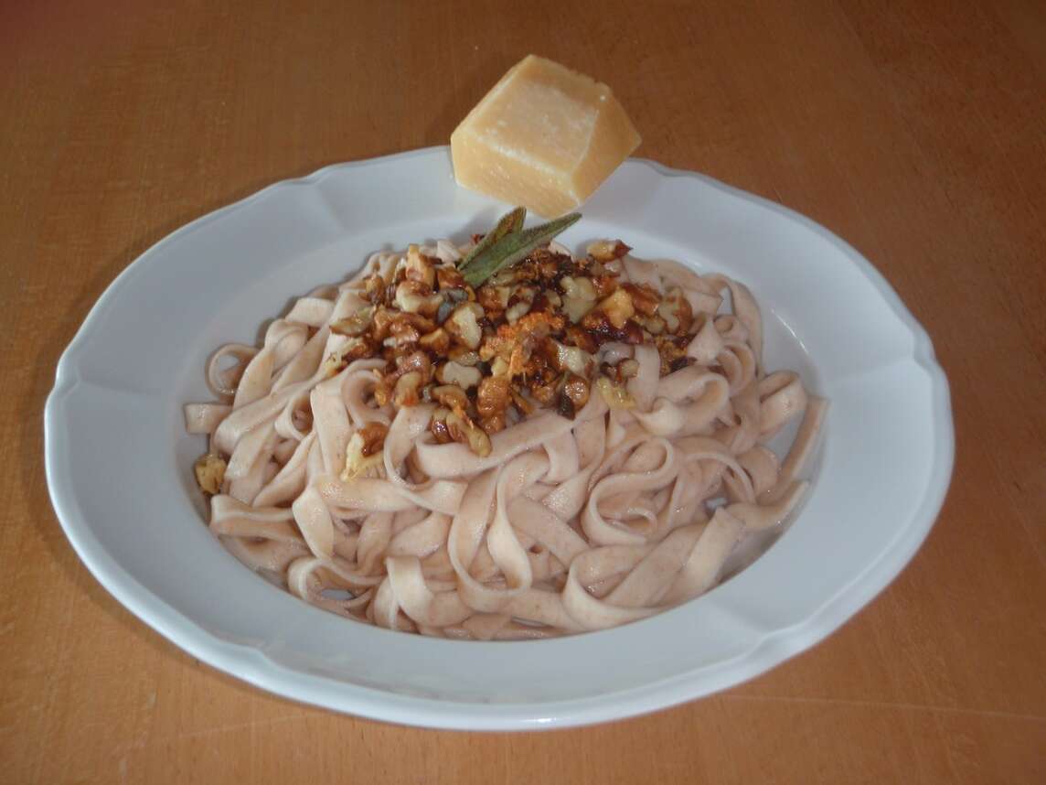 Piatto di tagliatelle con salsa di noci