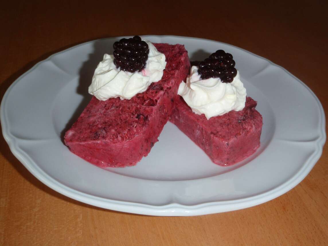 Parfait ai frutti di bosco su un piatto con una crema di copertura