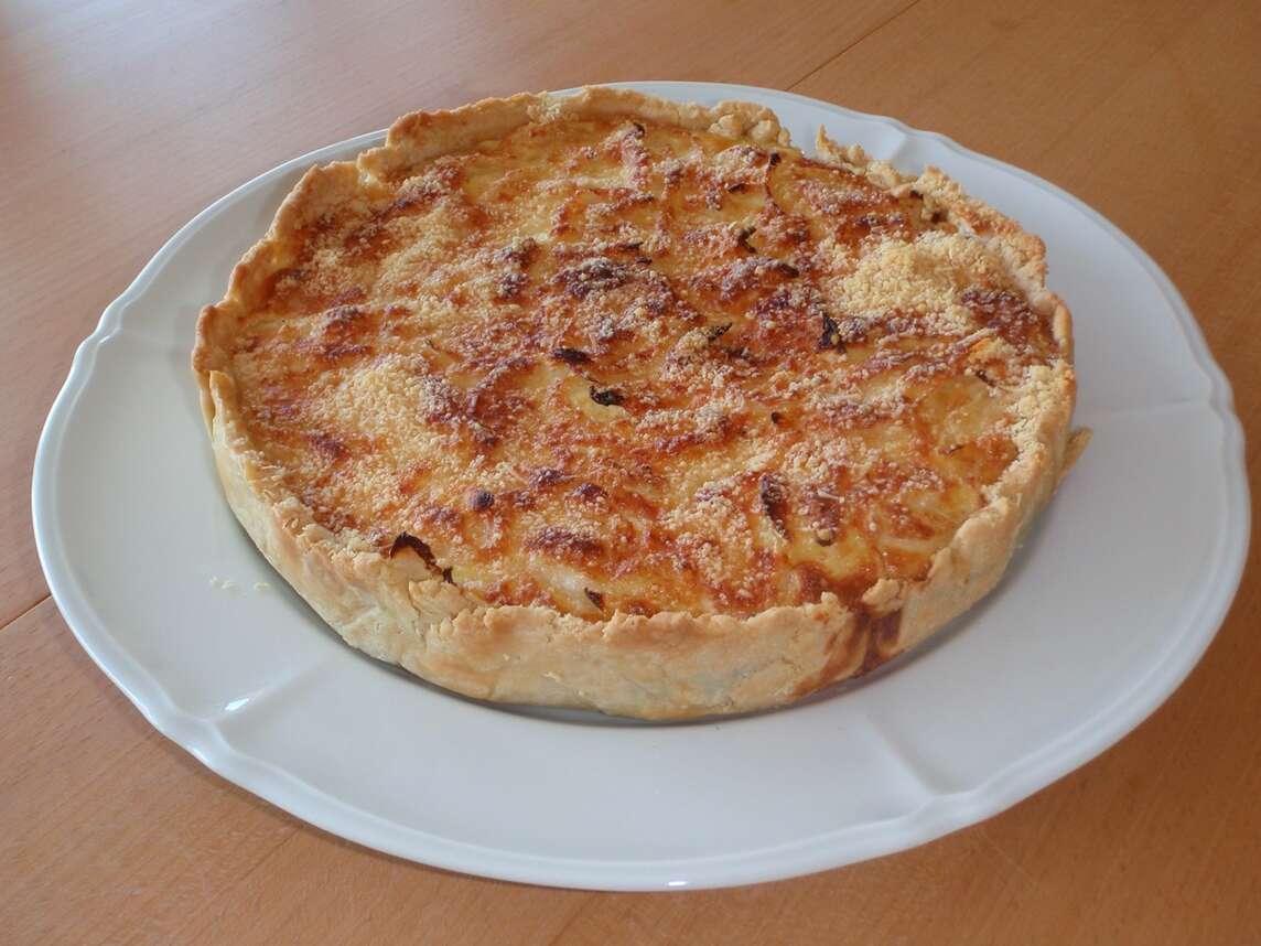 Piatto di quiche allo scalogno al forno