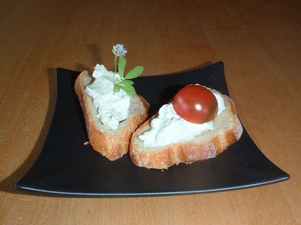 Involtini con formaggio di capra spalmato con fieno greco ceruleo